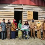 Ketua TP-PKK Aceh Selatan Serahkan Zakat dan Bantuan Rehab Rumah Kepada Lansia dan Fakir Miskin