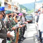 Semarakkan HUT TNI Ke-75, LSM dan Wartawan Bagi – Bagi Masker Kepada Warga