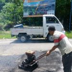 Rekanan Perbaiki Jalan Berlubang di Belokan Tanjakan Gampong Batu Itam
