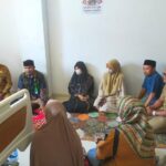Ketua TP PKK Aceh Selatan Kailida Besuk Penderita Bocor Jantung Asal Aceh Selatan