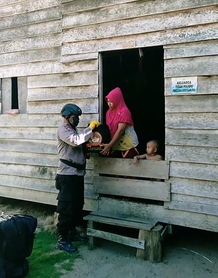 Dalam Rangka Hari Bhayangkara Ke 74, Brimob Aceh Batalyon C Pelopor Truomon Bagikan Sembako Kepada Masyarakat