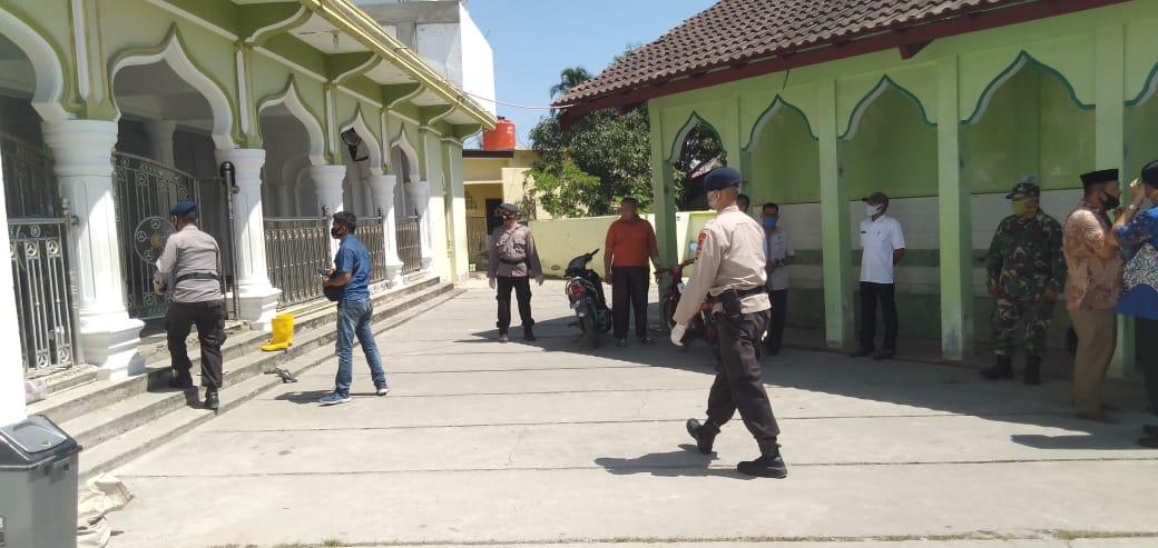 Dalam Menyambut New Normal Brimob Yon C Pelopor Melaksanakan Penyemprotan Disinfectant Dikecamatan Klut Utara