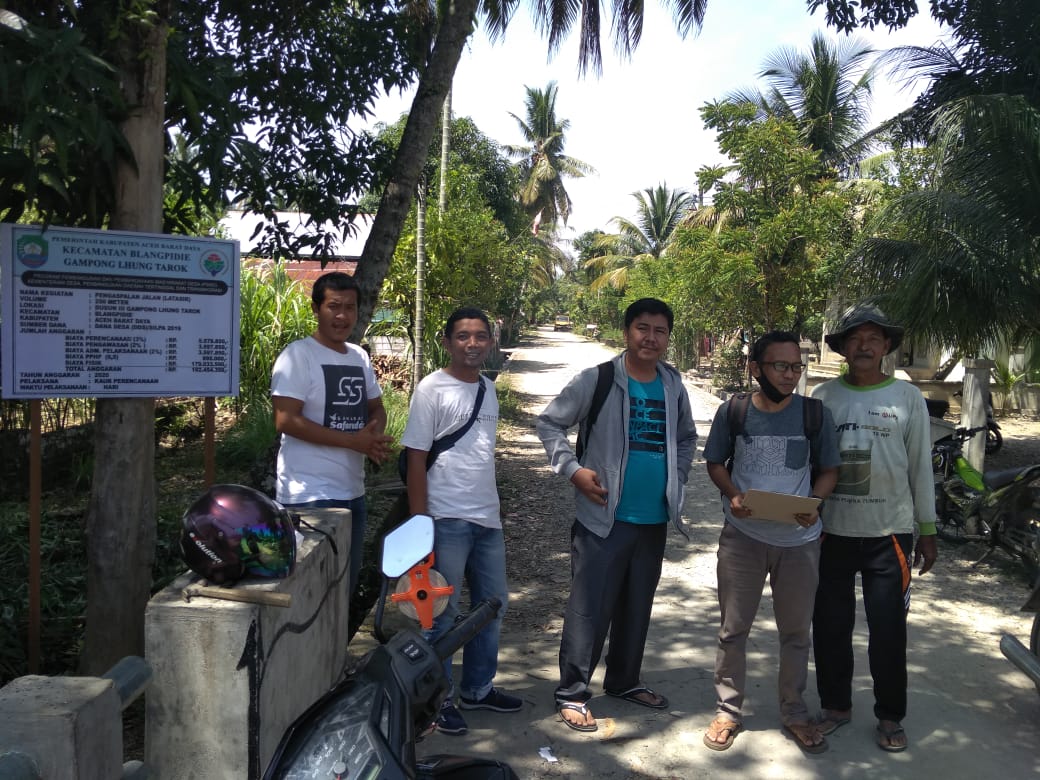 Pemerintah Gampong Lhung Tarok Aspal Jalan Dari Dana Desa Tahun 2020