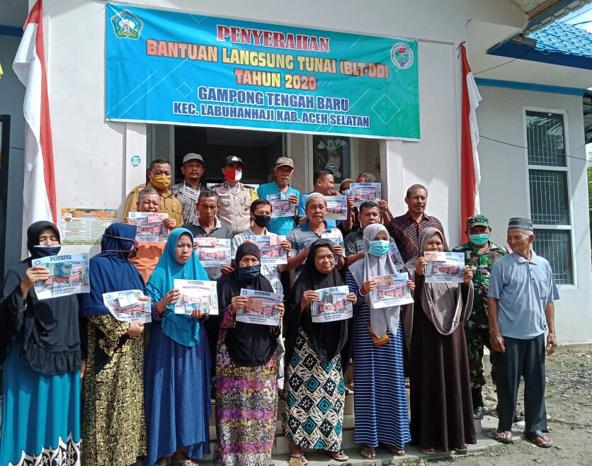 Perangkat  Gampong Tengah Baru Salurkan BLT-DD Tahap III