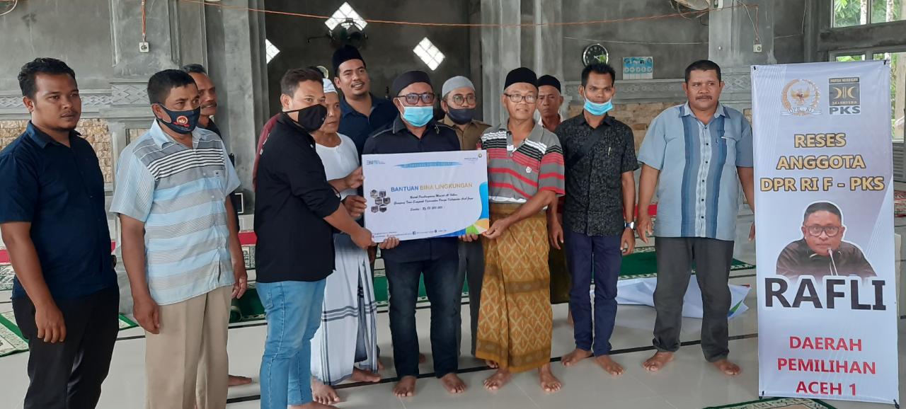 Kunjungi Aceh Jaya, Rafli Serahkan Bantuan Total Senilai 135 Juta