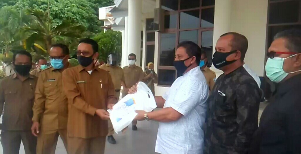 Pengusaha Asal Labuhanhaji di Jakarta Serahkan APD Untuk Tenaga Kesehatan di Aceh Selatan
