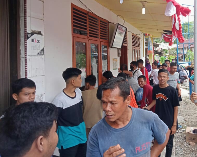 Sekdes Dicopot, Warga Gunung Kerambil Demo Kantor Keuhcik dan Pertanyakan Pencairan BLT Tahap IV