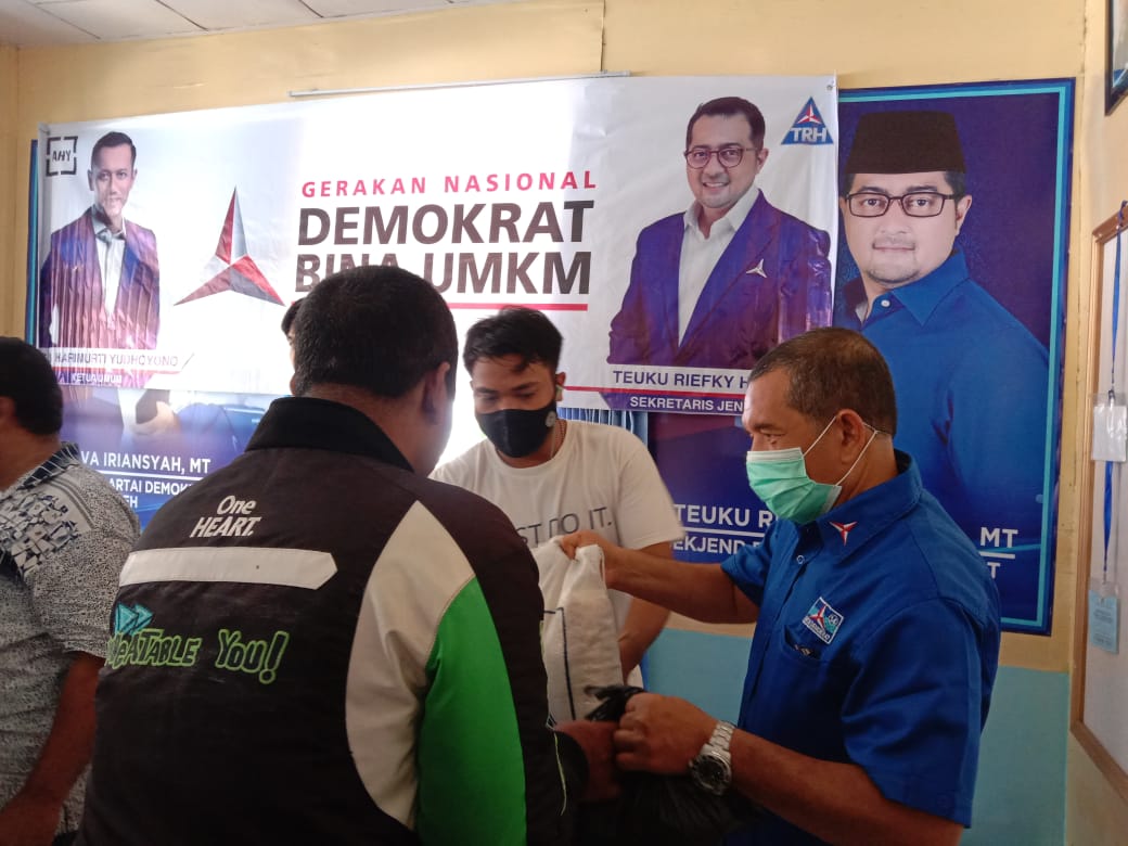 Partai Demokrat Serahkan Paket Sembako Untuk Abang Becak di Tapaktuan