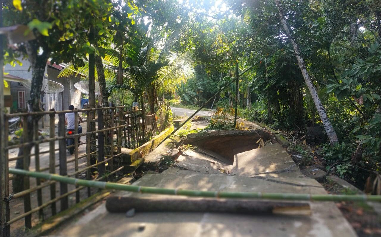 Seorang Warga Samadua Terperosok di Jalan Ambruk