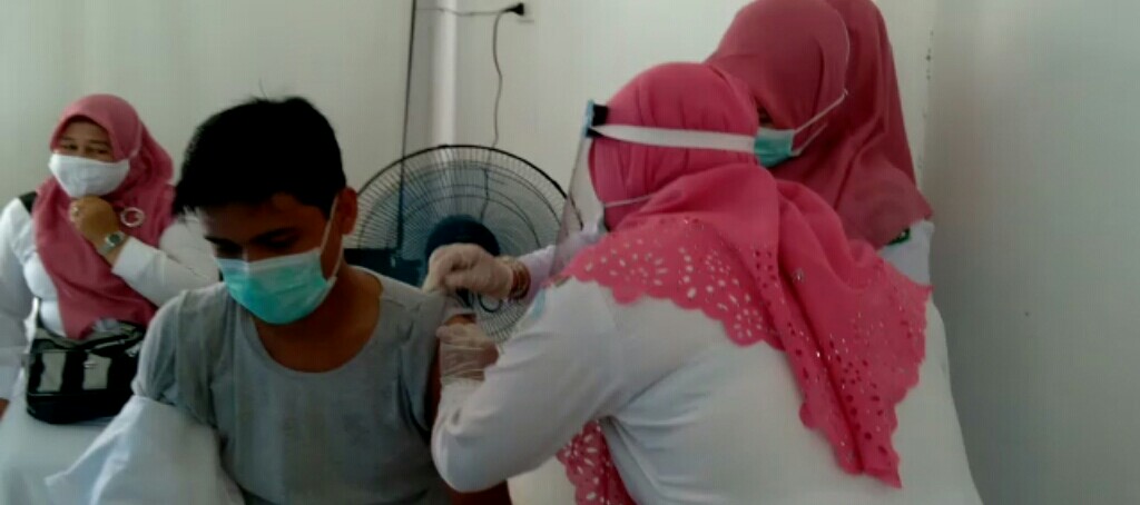 Tenaga Kesehatan Puskesmas Blang Keujeren di Vaksin Covid-19