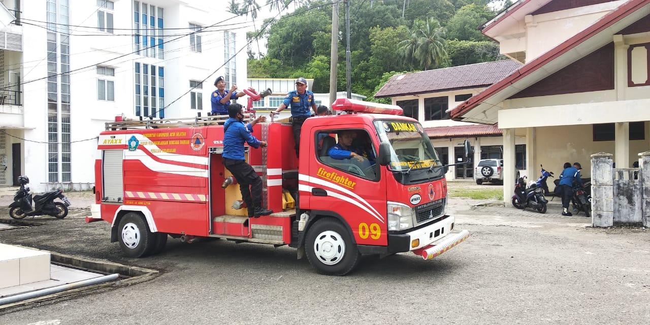 ASN dan Tenaga Kontrak Damkar Demo Kantor Bupati Aceh Selatan
