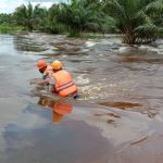 Gerak Cepat, Brimob Bantu Masyarakat Terdampak Luapan Sungai di Trumon
