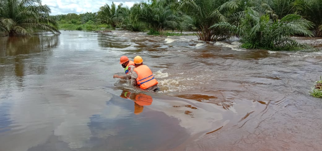 Gerak Cepat, Brimob Bantu Masyarakat Terdampak Luapan Sungai di Trumon