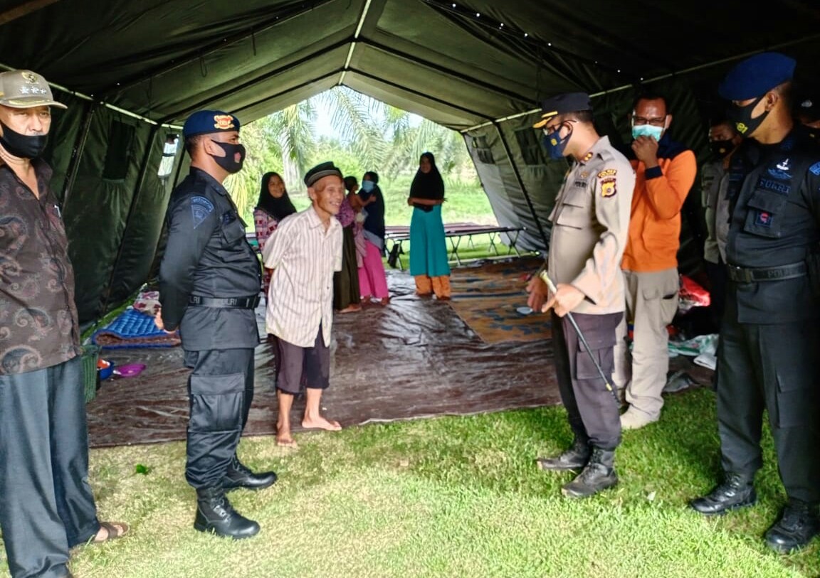 Kapolres Aceh Selatan Kunjungi Korban Banjir di Pengungsian
