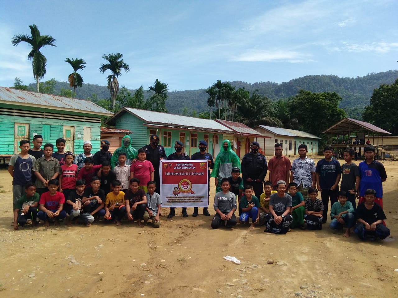 Menjelang Hari Ulang Tahun Bhayangkara Yang Ke-75 Sat Brimob Aceh Lakukan Penyemprotan Disinfectant Di Pesantren – Pesantren