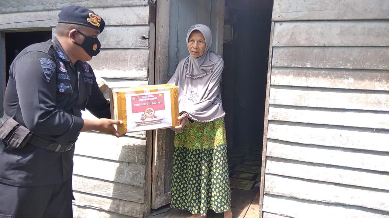 Menjelang Hut Bhayangkara Yang Ke-75 Brimob Aceh Memberikan Bantuan Sembako Kepada Masyarakat Kurang Mampu Dan Lansia Di Aceh Selatan