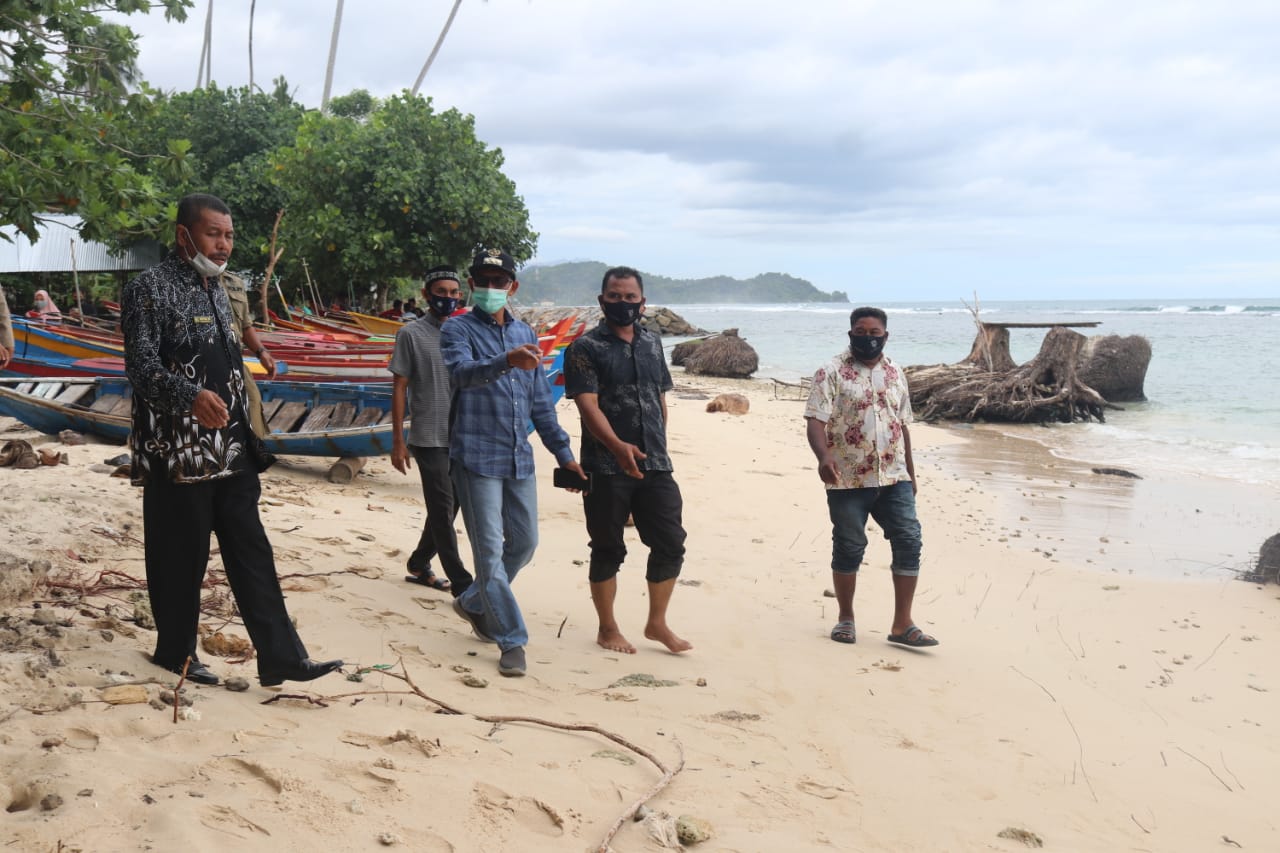 Bupati Tgk. Amran Prihatin Melihat Kondisi Abrasi di Sawang Indah