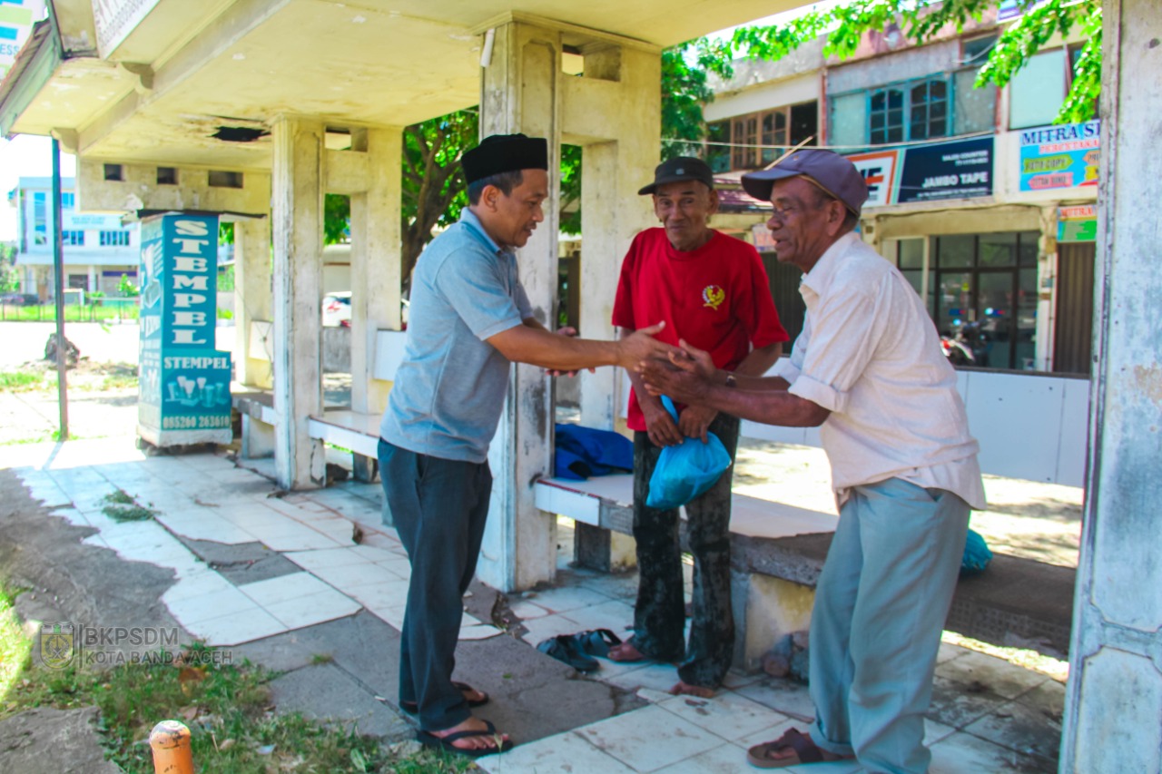 Pegawai BKPSDM Kota Banda Aceh, Bagikan Daging Kurban Kepada Warga