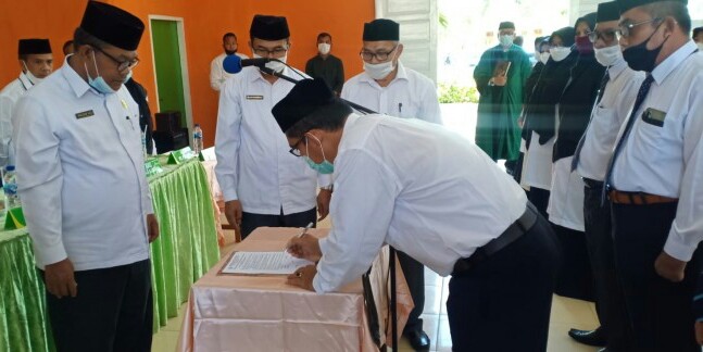 Kakankemenag Aceh Selatan Lantik 25 Kepala Madrasah