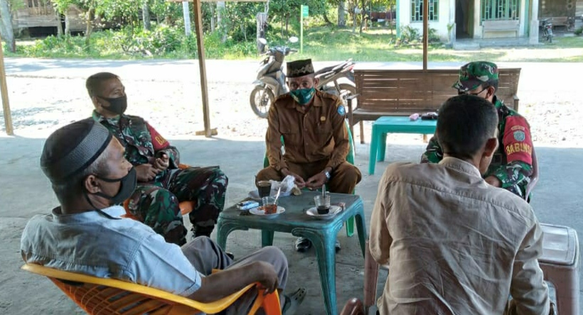 Bersinergi Dengan Perangkat Desa, Babinsa Kluet Utara Imbau Warga Patuhi Protkes
