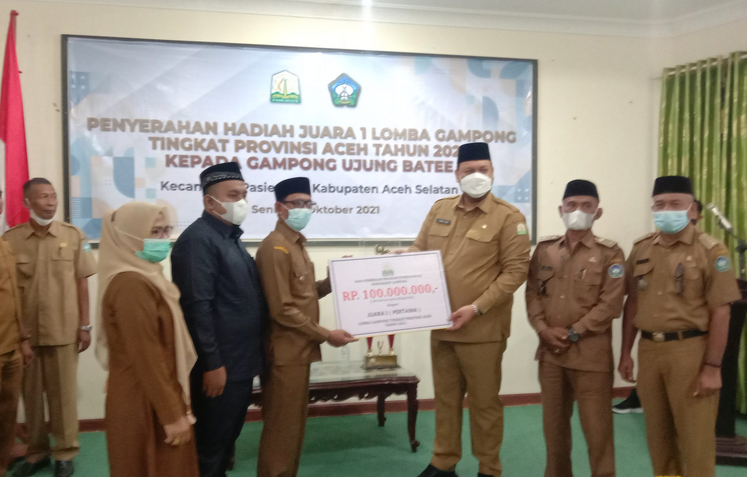Raih Juara Pertama Tingkat Provinsi, Gampong Ujung Batee Terima Piala Lomba Gampong