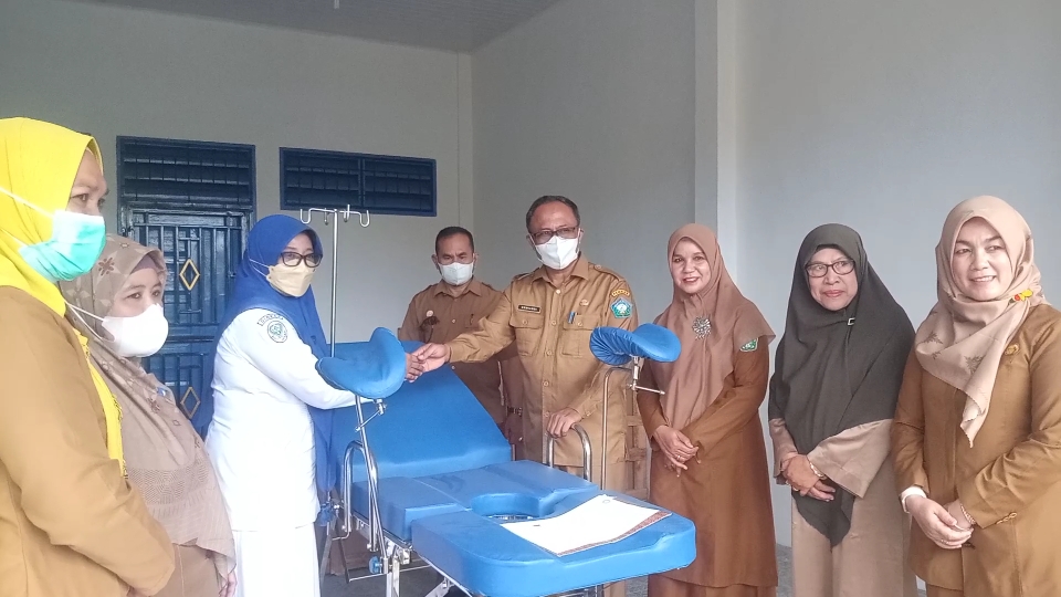 DP3AKB Aceh Selatan Serahkan Sarana Kerja dan Sarana Medis KB Kepada Petugas PKB/PLKB