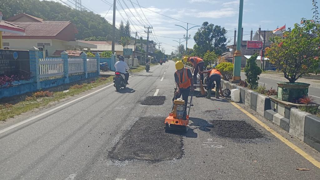 Persevasi Jalan Abdya/Aceh Selatan – Bakongan Diduga Dikerjakan Asal Jadi