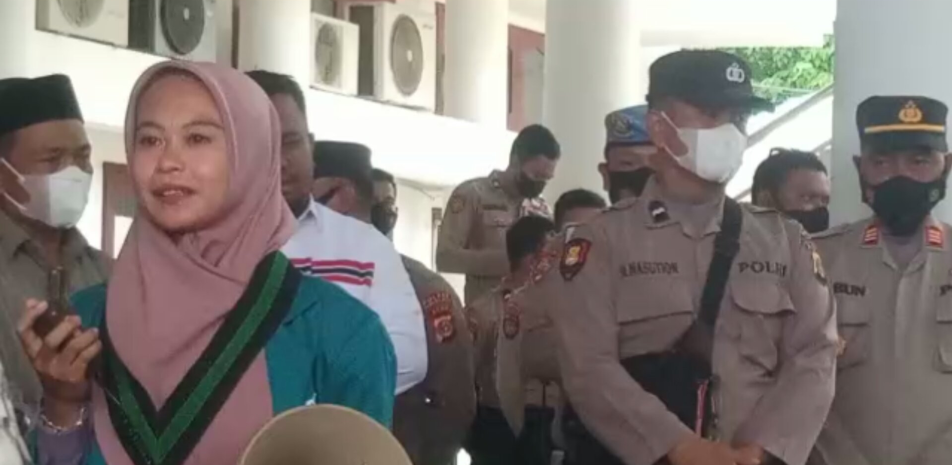 Ratusan Mahasiswa Unjuk Rasa di Gedung DPRK Aceh Selatan