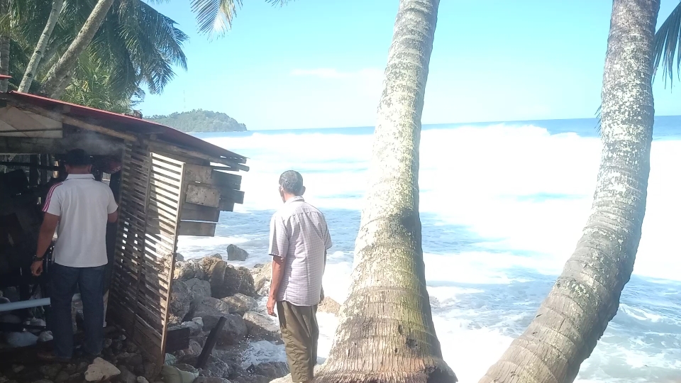 Ombak Besar Terjang Rumah Warga Gunung Kerambil