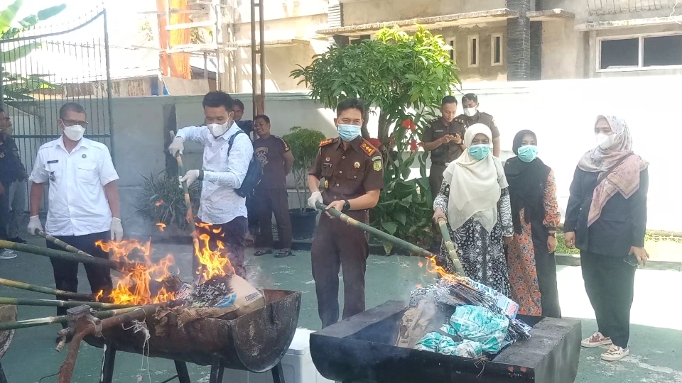 Kejari Aceh Selatan Musnahkan Barang Bukti dan Barang Rampasan