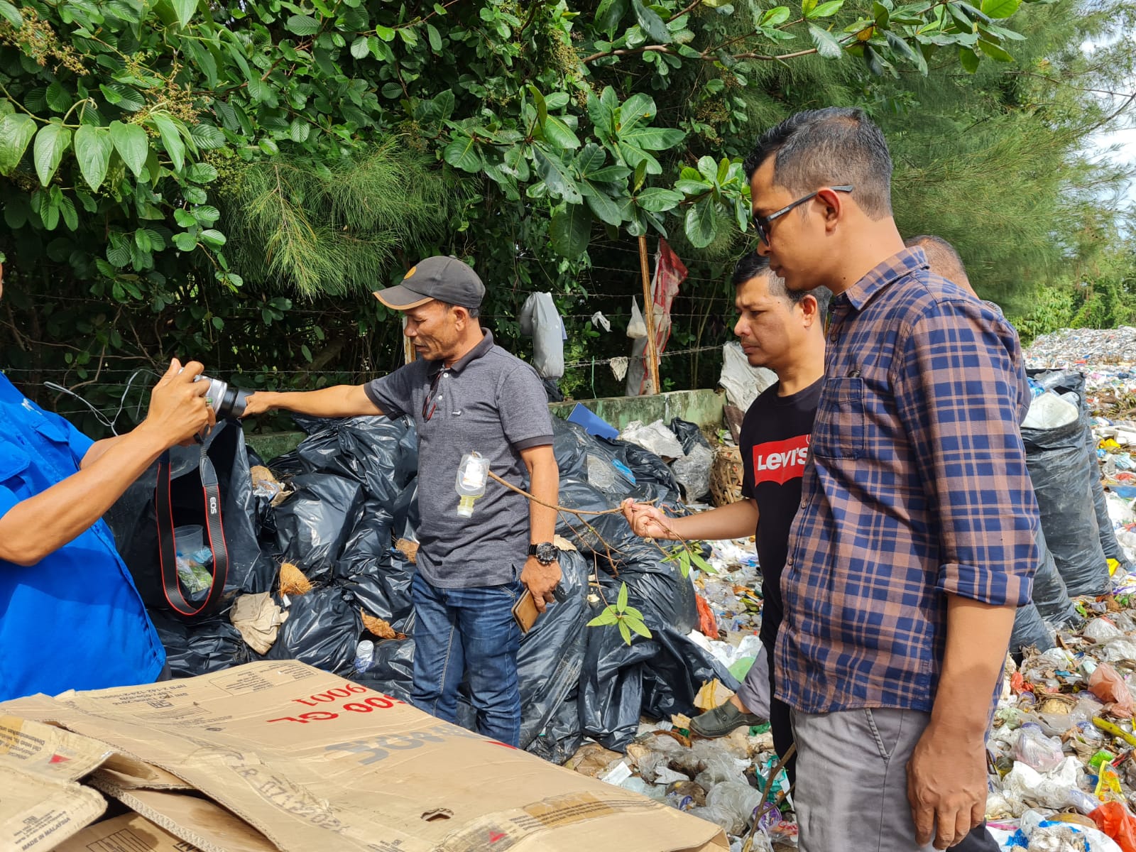 Tim Pansus IV Temukan Tumpukan Limbah Medis di TPA Pasie Raja