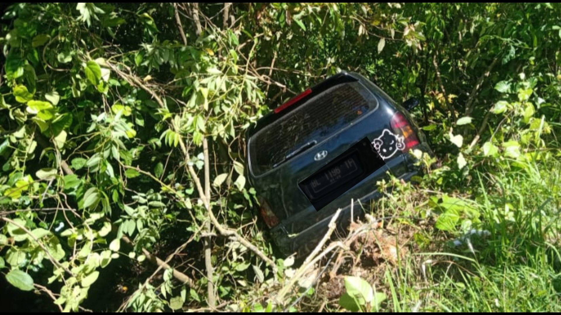 Satu Unit Mobil Masuk Jurang di Aceh Selatan