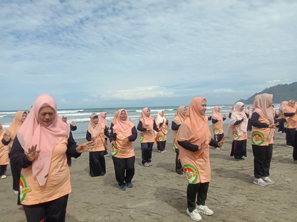 DWP Aceh Selatan Gelar Outbond di Pantai Ujung Batee