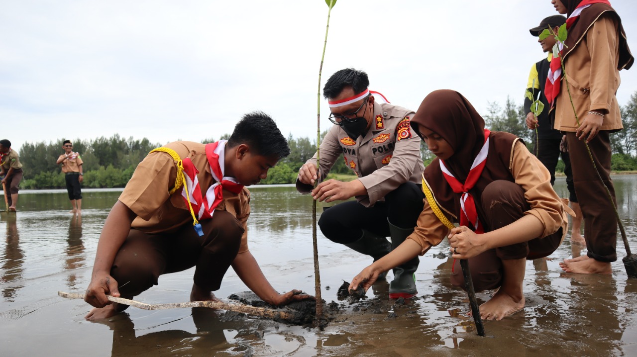 Polres Aceh Selatan Tanam Ribuan Bibit Mangrove di Pantai Pasie Asahan
