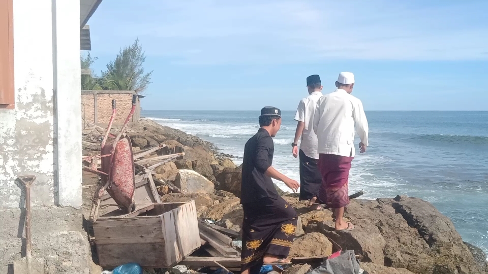 Tanggul Pengaman Pantai di Belakang Dayah Darul Huda, Ambruk Diterjang Ombak