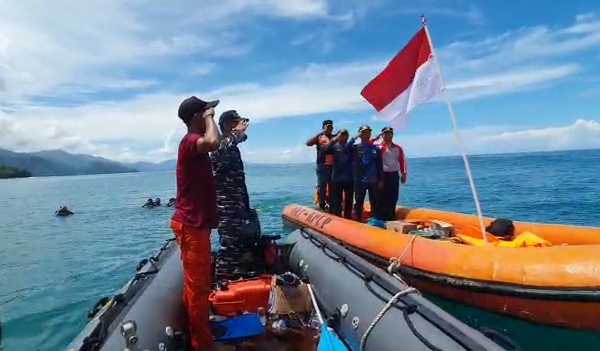 Tim Penyelam Barat Selatan Aceh Kibarkan Bendera Merah Putih di Dasar Laut Karang Tongkat Tuan Tapa