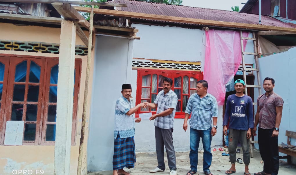 H. Mirwan Salurkan Bantuan Kepada  Korban Angin Kencang  di Labuhanhaji Timur