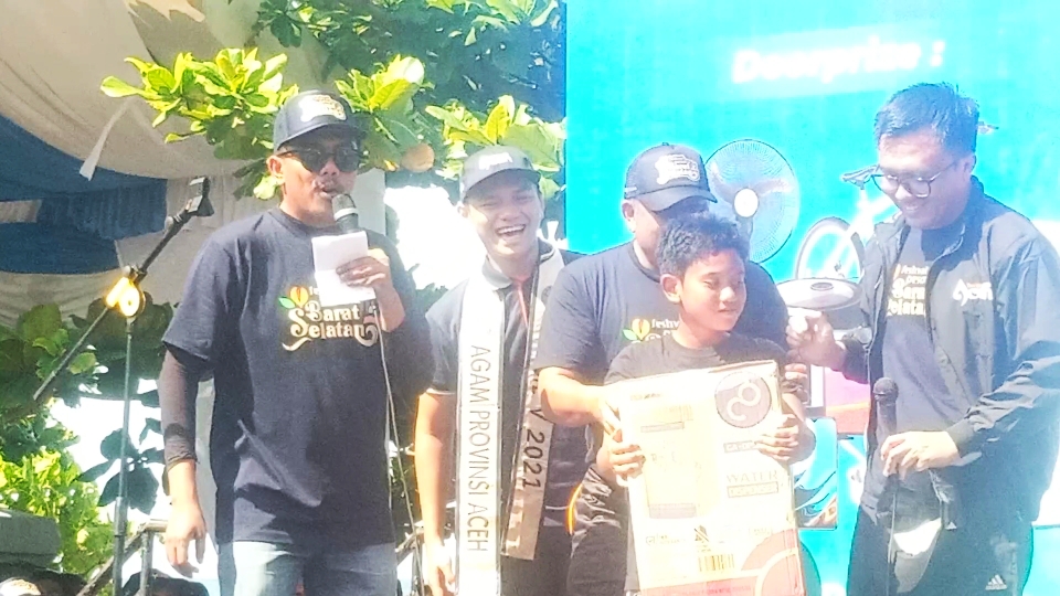 Kapolres AKBP Nova Suryandaru Serahkan  Hadiah Fun Walk untuk Jidan 