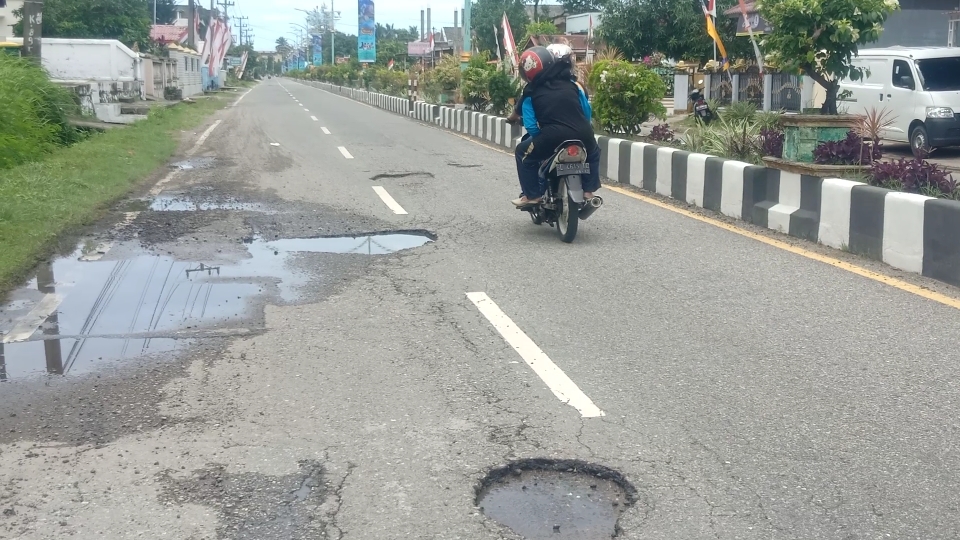 Jalan Nasional di Aceh Selatan yang Ditambal Sulam Kembali  Berlubang