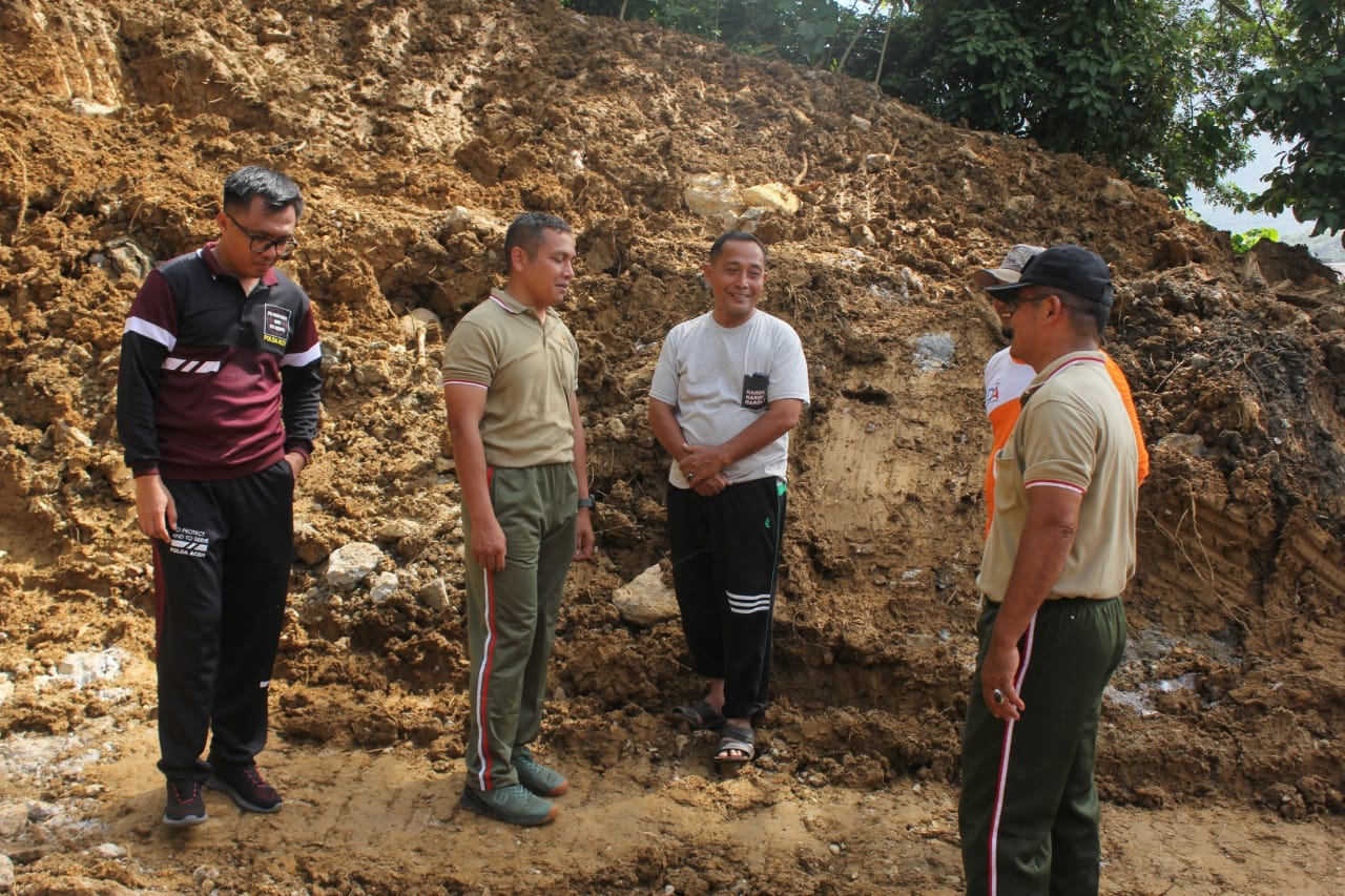 Dipimpin Dandim dan Kapolres, Personil TNI/Polri Bantu Bersihkan Rumah Warga Terdampak Longsor