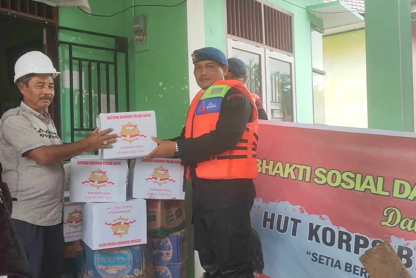 Personil Brimob Kompi 1 Batalyon C Pelopor Salurkan Bantuan Untuk Korban Banjir di Aceh Selatan