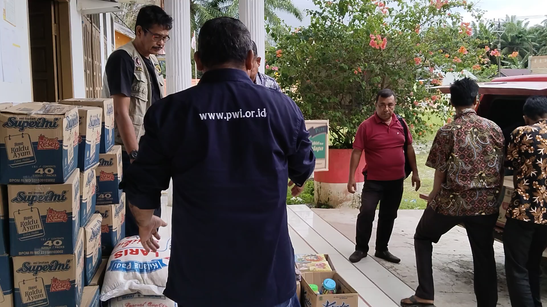 Wartawan Salurkan Bantuan untuk  Korban Banjir di Trumon Tengah