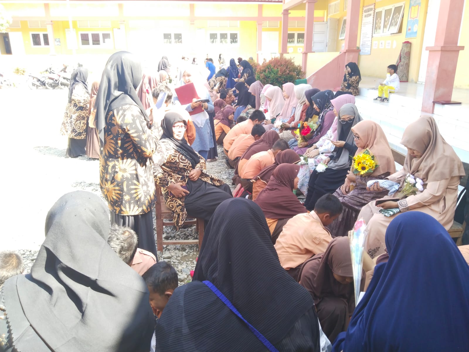 SDN Lhok Keutapang Peringati Hari Ibu dan Pembagian Rapor 