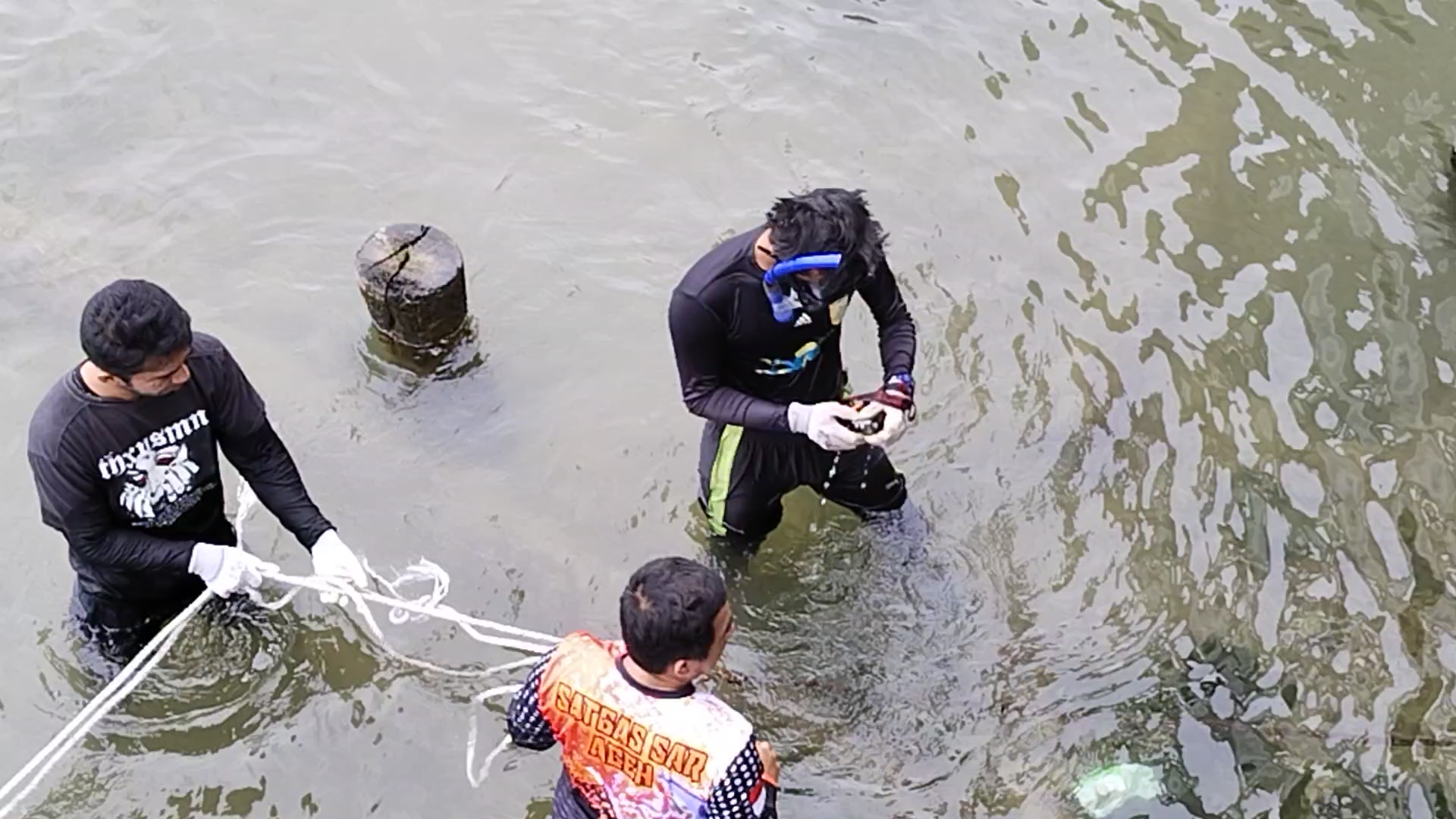 TDC dan BPBD Asel  Bersihkan Sisa Kayu Dibawah Laut Mesjid Apung Tapaktuan