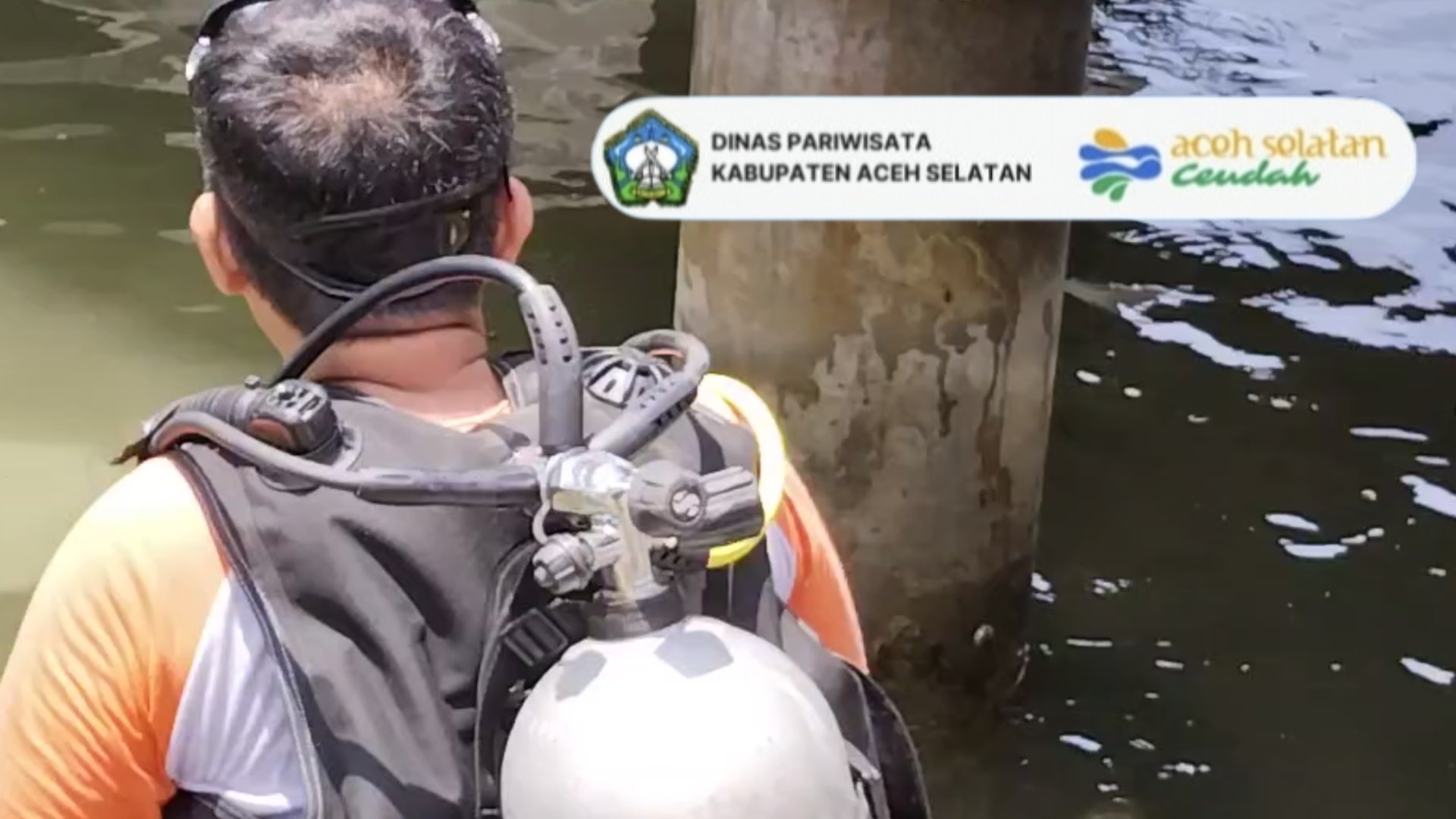 Mendukung Wisata Religi, Satgas SAR dan TDC Tanam Bibit Terumbu Karang di Bawah Mesjid Apung