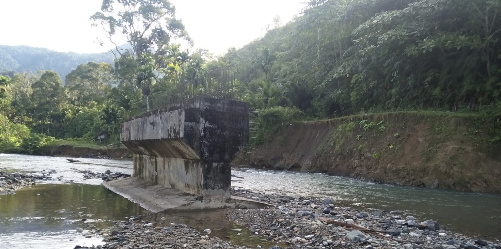 Abutmen Jembatan  ‘Terlantar’ Ditengah Sungai di Aceh Selatan