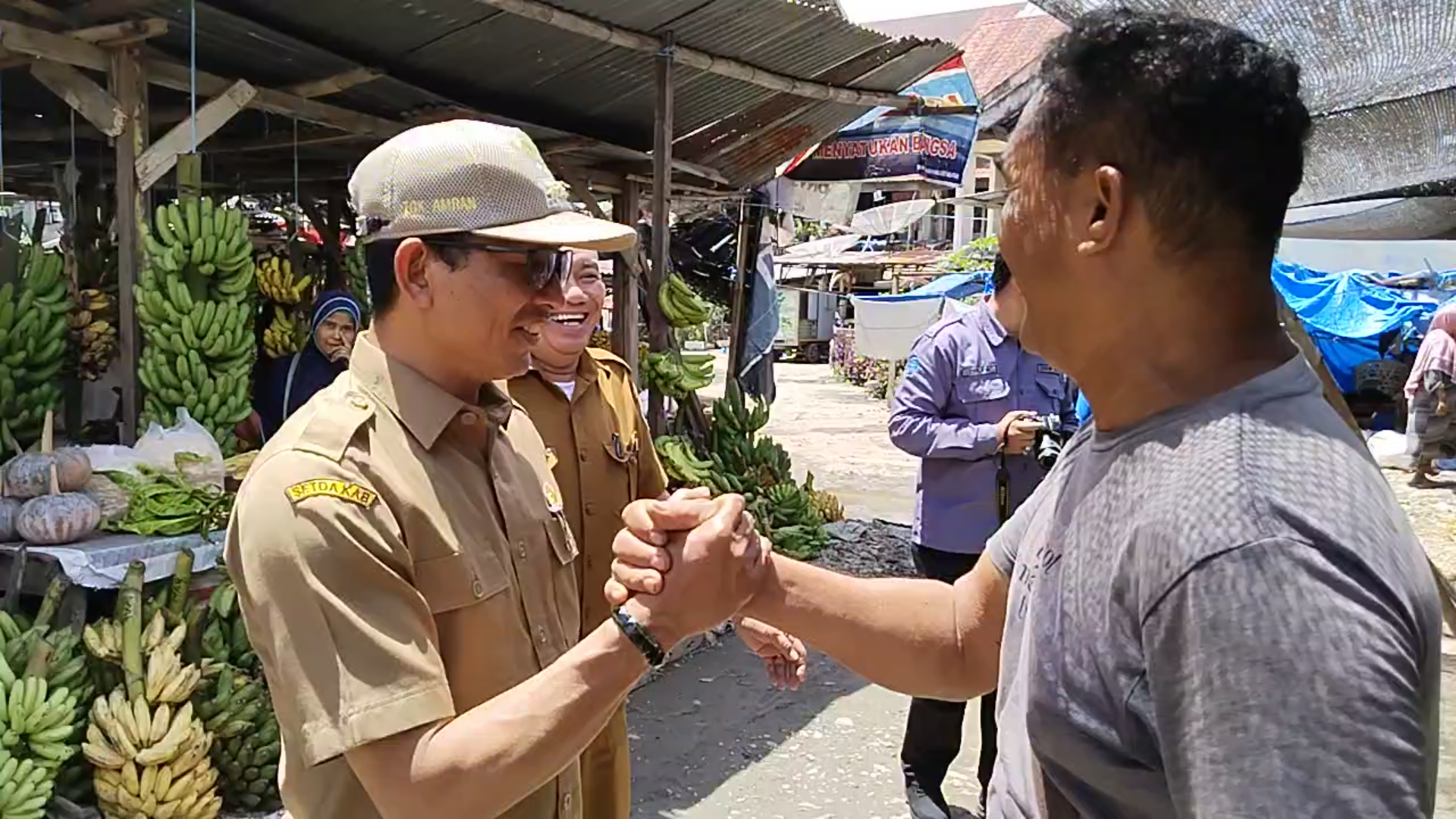 Respon Keluhan Pedagang, Bupati Tgk. Amran : Kita Atasi Sebelum Bulan Puasa 