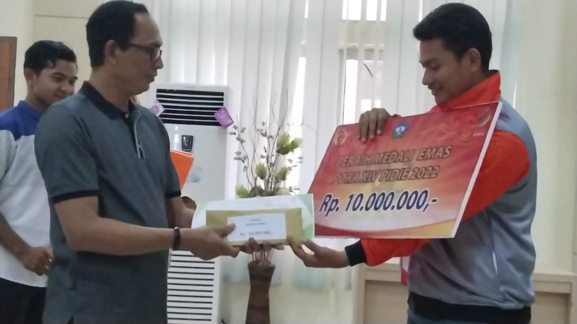 Bupati Tgk. Amran Serahkan Bonus Kepada Atlit Peraih Mendali PORA ke-14