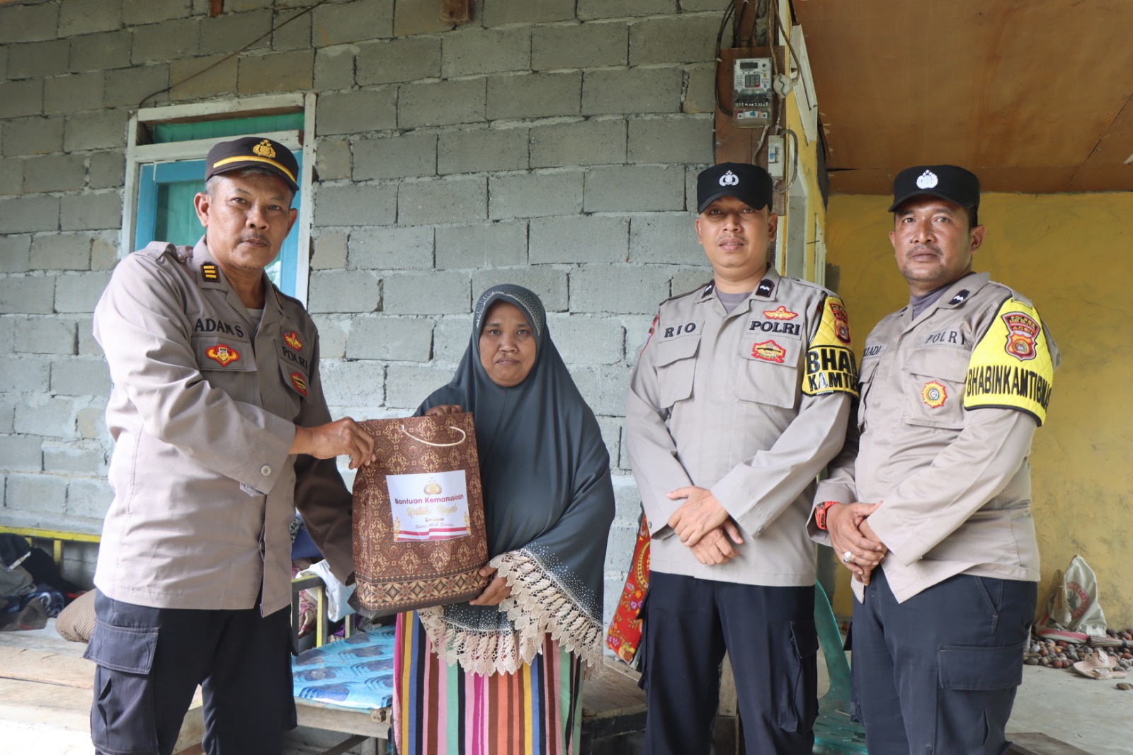 Personil Polsek Tapaktuan Berbagi Sembako kepada Masyarakat