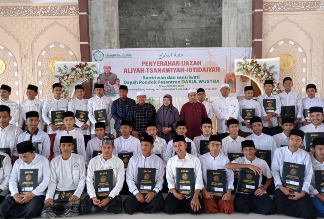 Santri Dayah Darul Wustha Labuhanhaji Barat Terima Ijazah Ibtidayyah, Tsanawiyah dan Aliyah